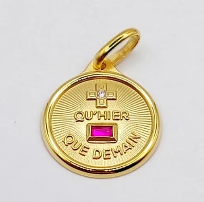 Colgante de oro 18k de la firma Augis con diamante y rubíes